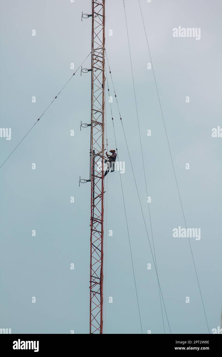 Männer klettern auf die Antenne. Um das Gerät zu installieren Stockfoto