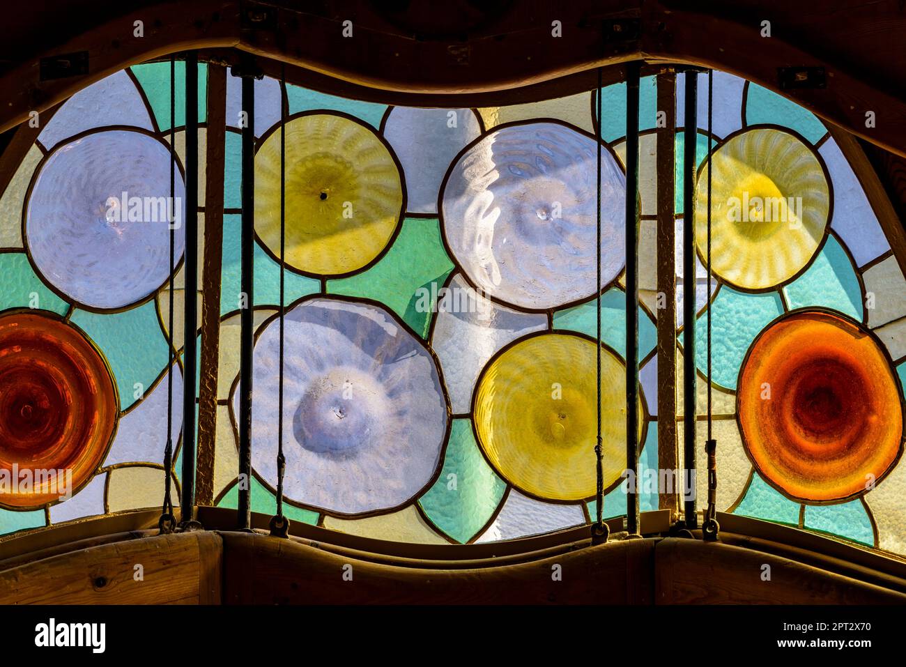 Originale modernistische Buntglasfenster, entworfen von Antoni Gaudí auf der zweiten Etage der Casa Batlló (Barcelona, Katalonien, Spanien) Stockfoto