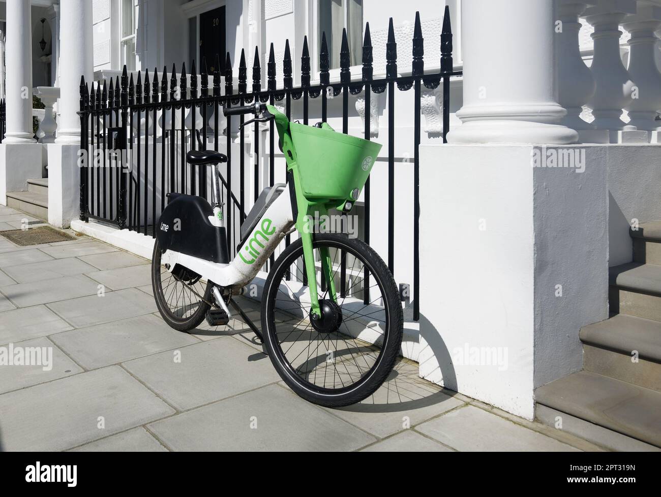 Limettenrad auf einem Gehweg von Geländern in Bayswater, London, England. Stockfoto