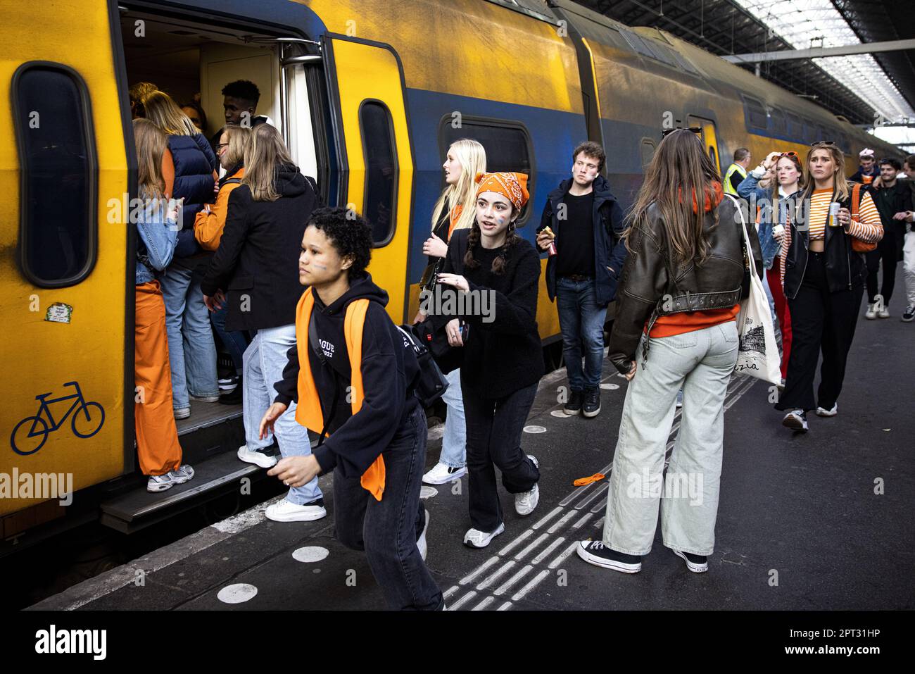 AMSTERDAM - Feier verlassen Amsterdam mit dem Zug am Königstag. Wegen des King's Day hat das NS einen besonderen Fahrplan in Orange. ANP RAMON VAN FLYMEN niederlande raus - belgien raus Stockfoto