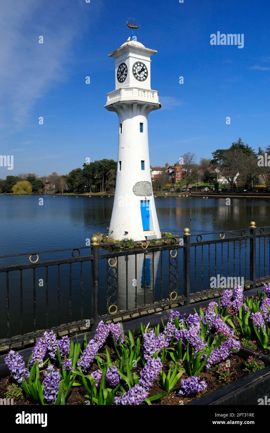 Scott Memorial Lighthouse, Roath Park See, Cardiff, Südwales, UK. Stockfoto