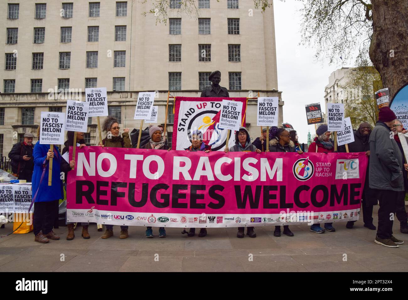 London, Großbritannien. 27. April 2023 Anti-Meloni-Demonstranten versammelten sich vor der Downing Street, als der italienische Premierminister Rishi Sunak traf. Stockfoto