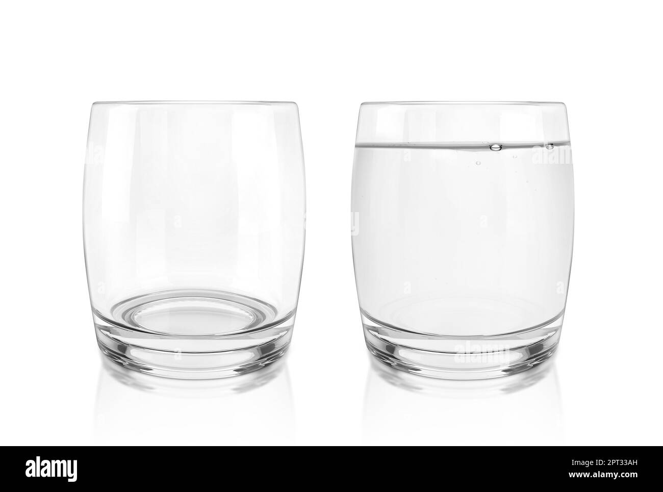 Leeres Glas und Glas mit isoliertem Wasser auf weißem Hintergrund. 3D-Rendern Stockfoto