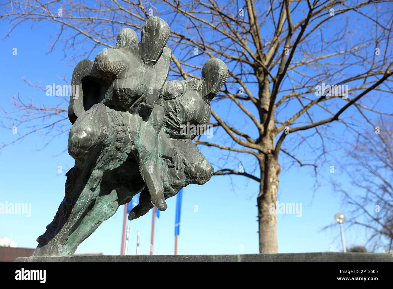 Sportskulptur des tschechischen Bildhauers 'ZD. Nemecek' 1972. "Die Olympischen Spiele 1972 in München durch das tschechoslowakische Olympische Komitee" auf der "Kuso Stockfoto