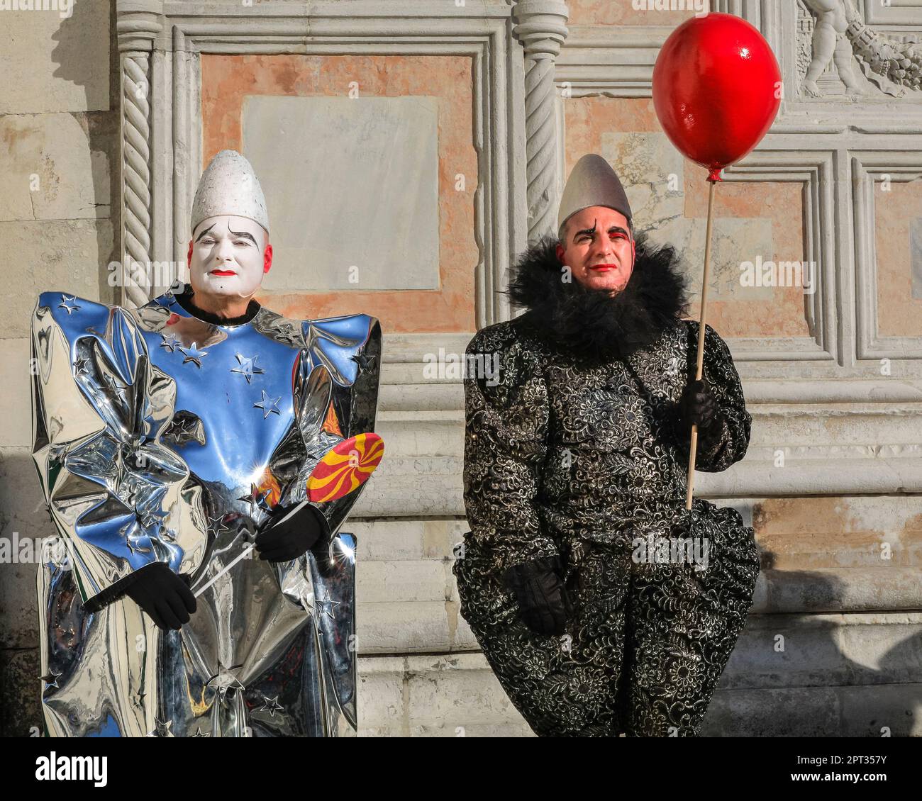 Venedig Karneval Teilnehmer in pirot oder Harlequin Kostüm, schickes Kostüm, posieren, Venedig, Italien, Europa Kredit: Imageplotter/Alamy Live News Stockfoto