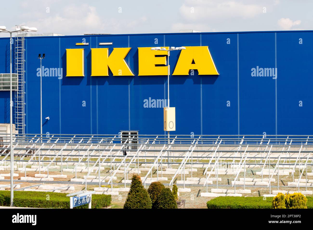 IKEA Bulgaria hat seit April 2023 den Parkplatz stillgelegt und steht für die Installation von Solarpaneelen in Sofia, Bulgarien, Osteuropa, Balkan, EU Stockfoto