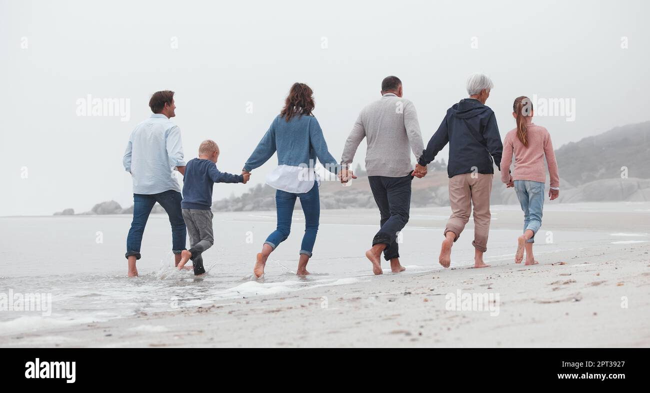 Liebe, Wandern und Familie halten Hände am Strand, verbinden oder