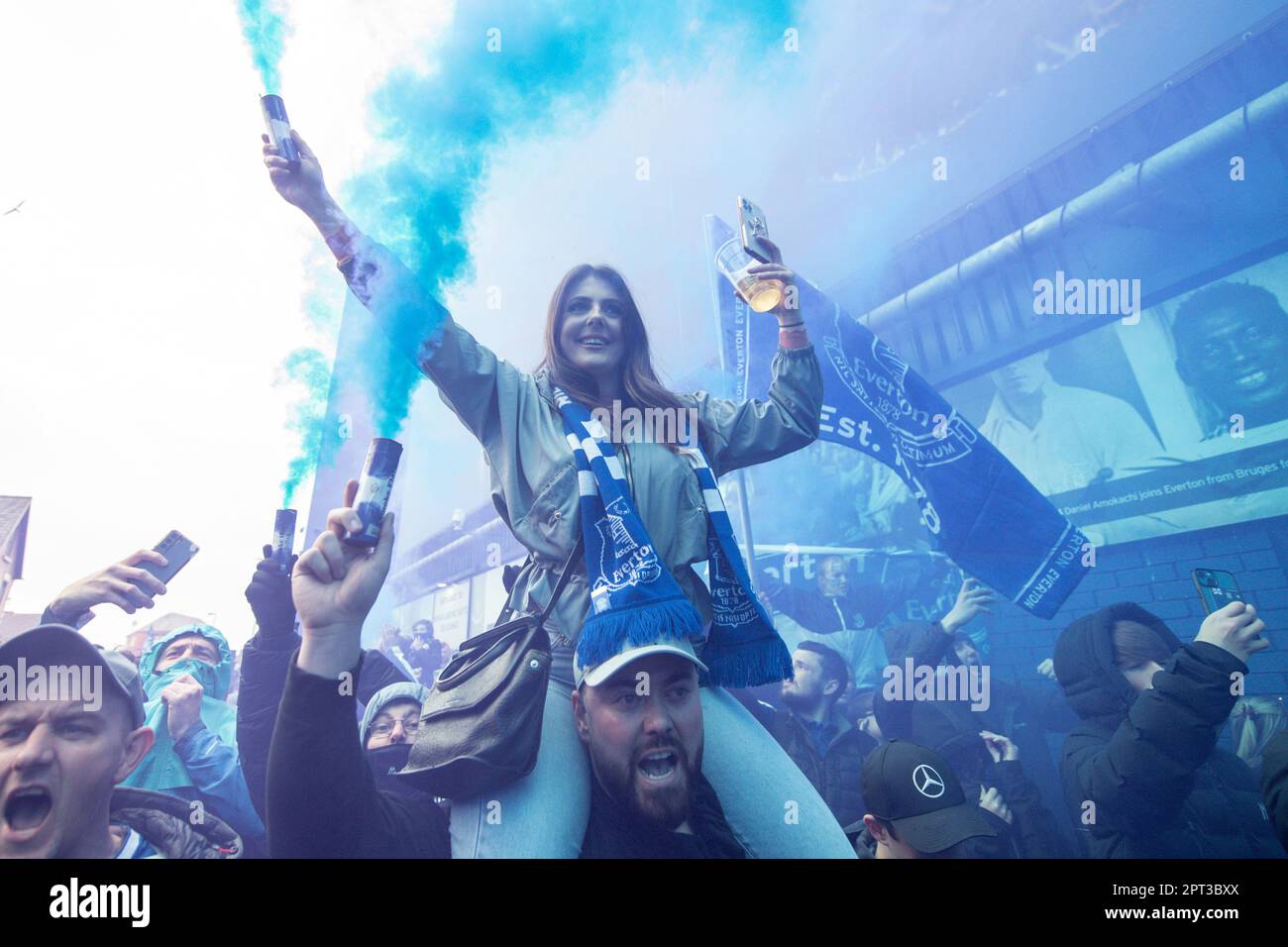 Everton-Fans warten auf den Teambus vor dem Premier League-Spiel Everton gegen Newcastle United im Goodison Park, Liverpool, Großbritannien, 27. April 2023 (Foto von Craig Thomas/News Images) Stockfoto