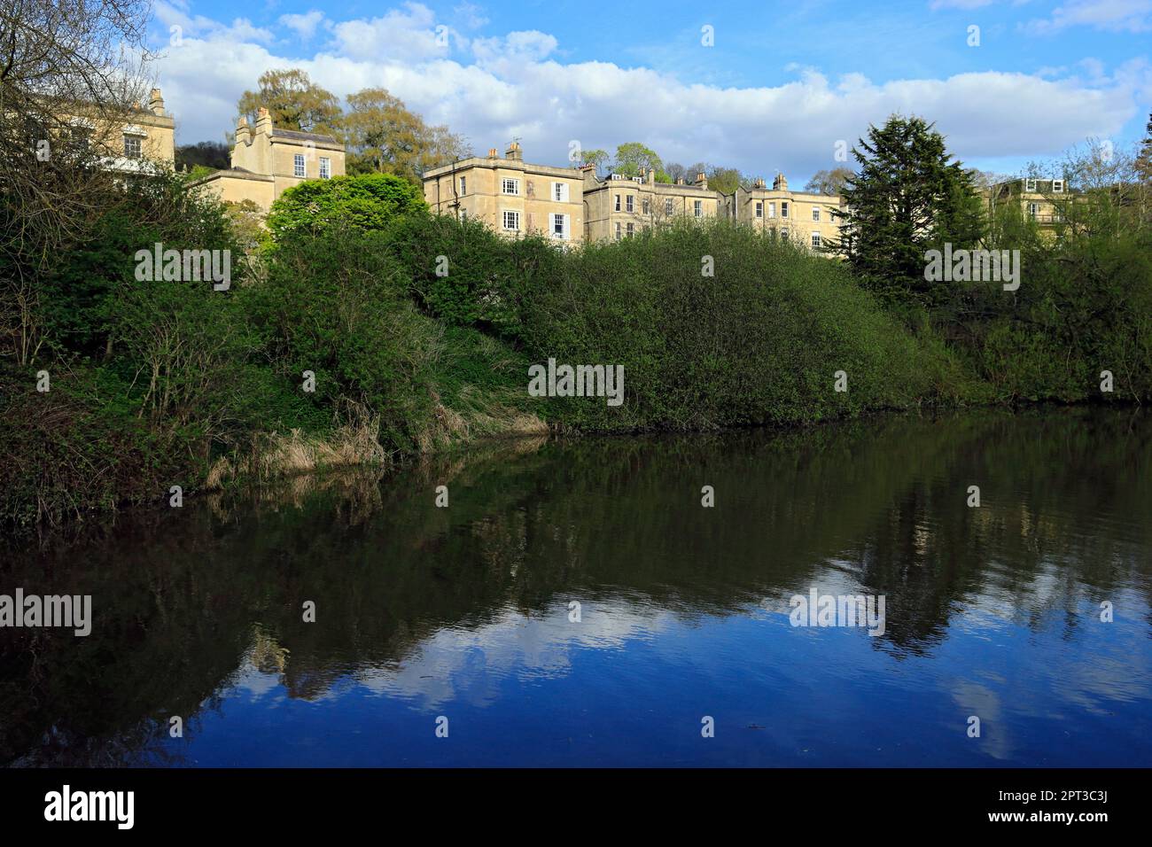 Georgianische Häuser neben Kennet und Avon Kanal, Widcombe, Bath, Somerset. Stockfoto