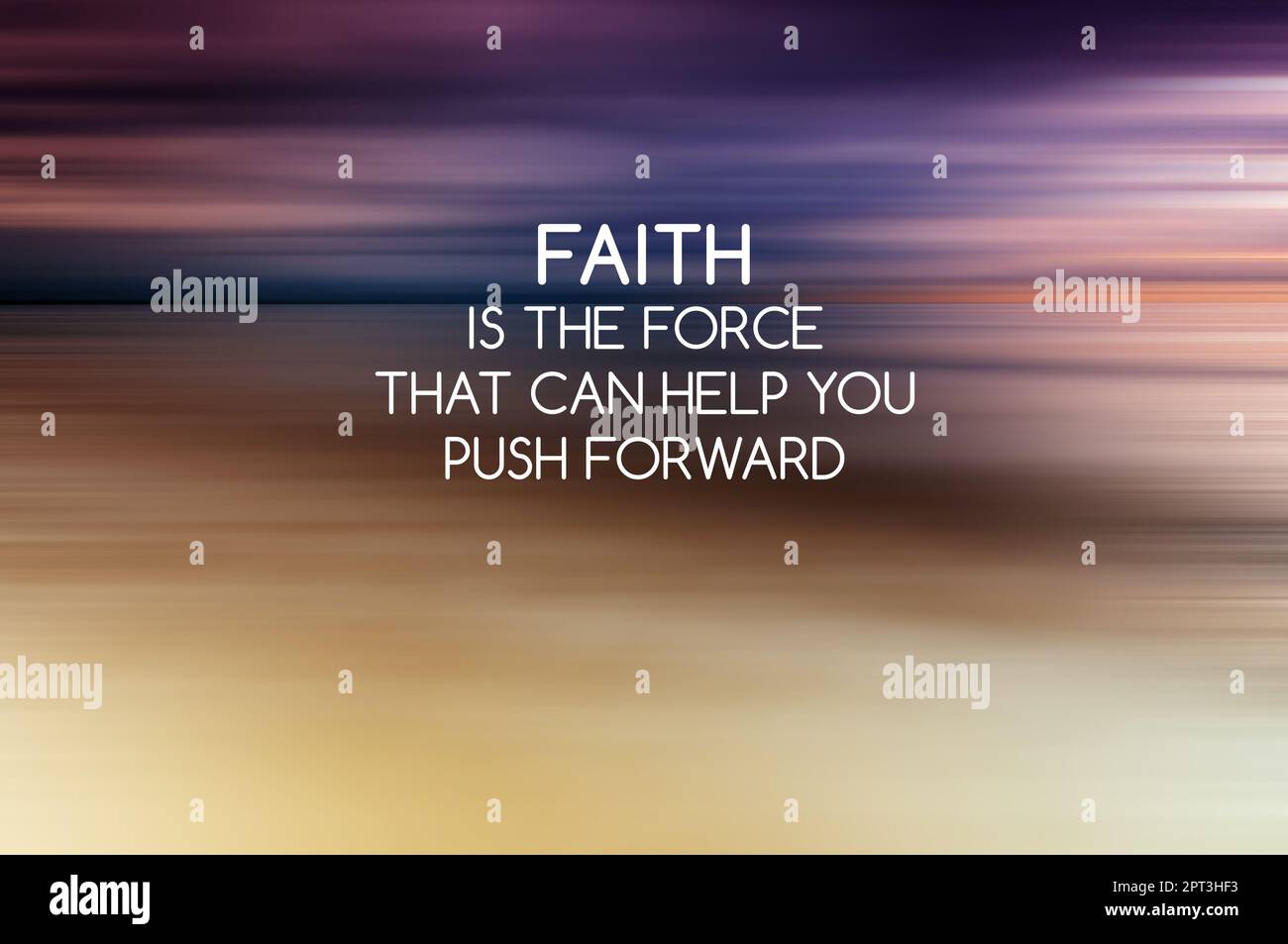 Hintergrund bei Sonnenuntergang mit inspirierenden Zitaten – Faith ist die Kraft, die dir dabei helfen kann, Fortschritte zu erzielen Stockfoto