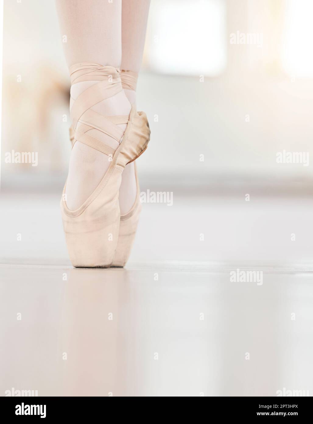 Zoom auf die Füße der Tänzer auf dem Boden, den Ballettschuh und die Zehenspitze, zeigen Haltung und Gleichgewicht beim Tanztraining. Nahaufnahme von Mädchen tanzen im Studio-Training, in Stockfoto