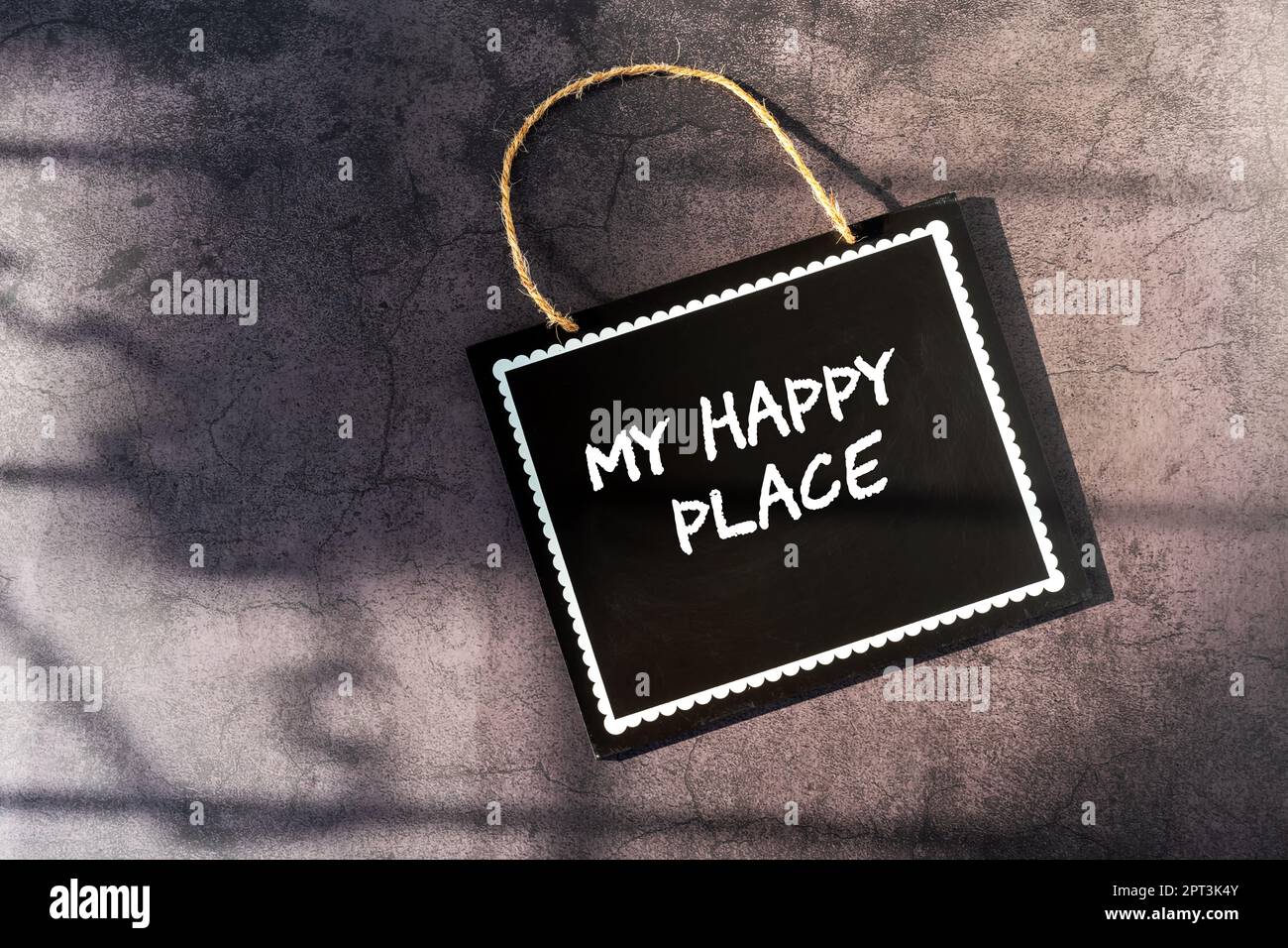 Mini-Tafel mit Text My Happy Place Stockfoto