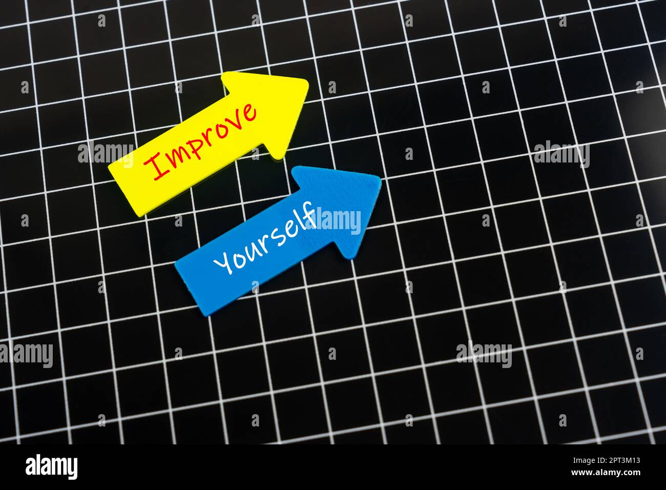 Verbessern Sie sich selbst Text auf pfeilförmigem Papier Stockfoto