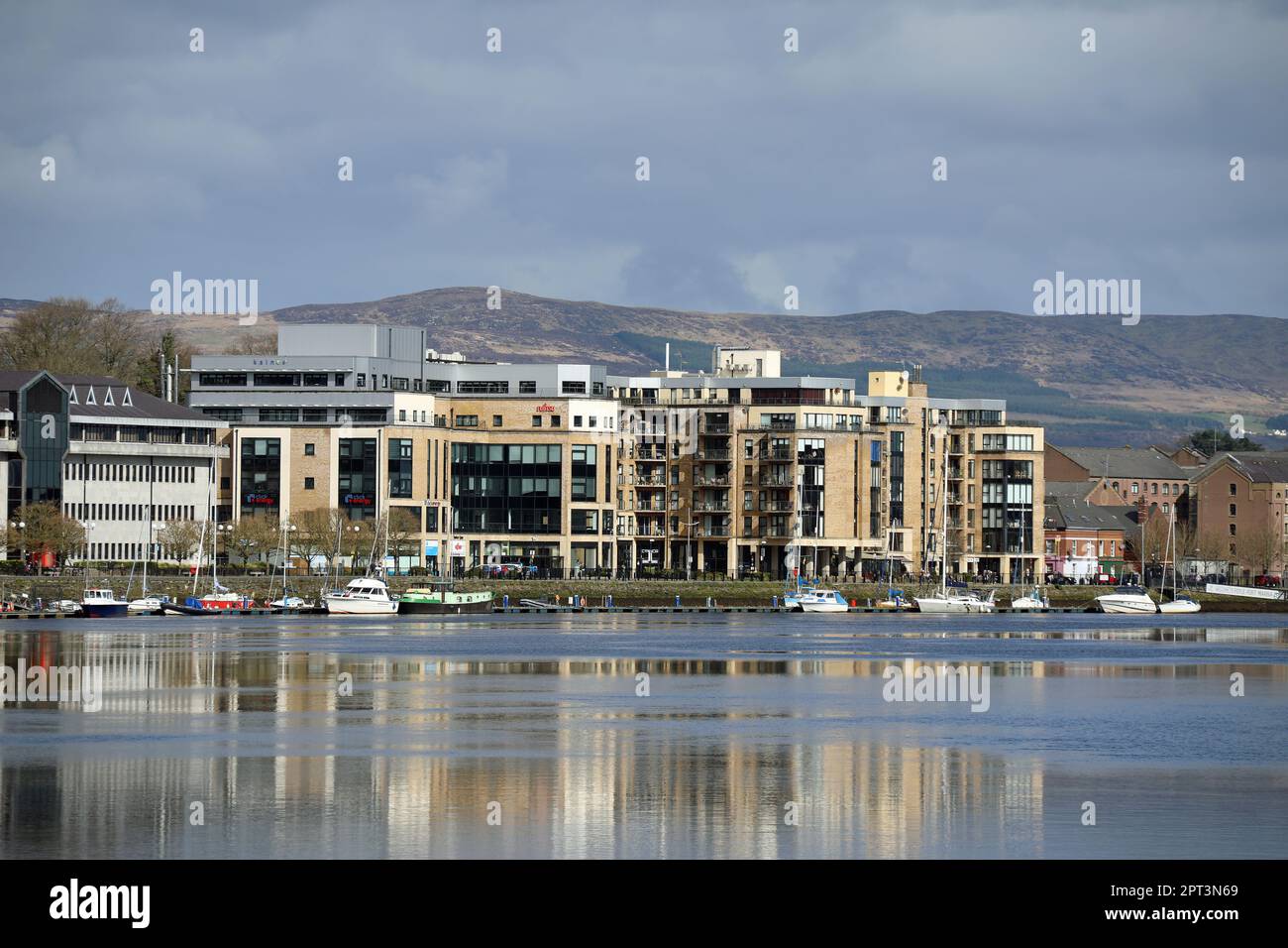 Zentrales Flussufer von Derry in Nordirland Stockfoto
