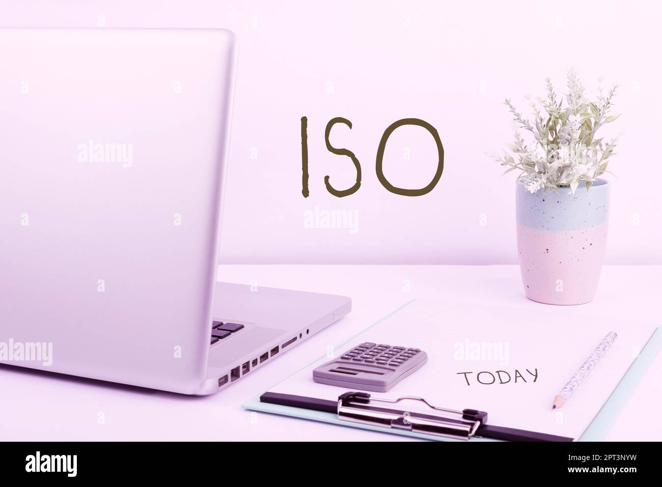 Schild mit ISO, Word für internationale Normung Design, um Produkte Dienstleistungen besser zu machen Stockfoto