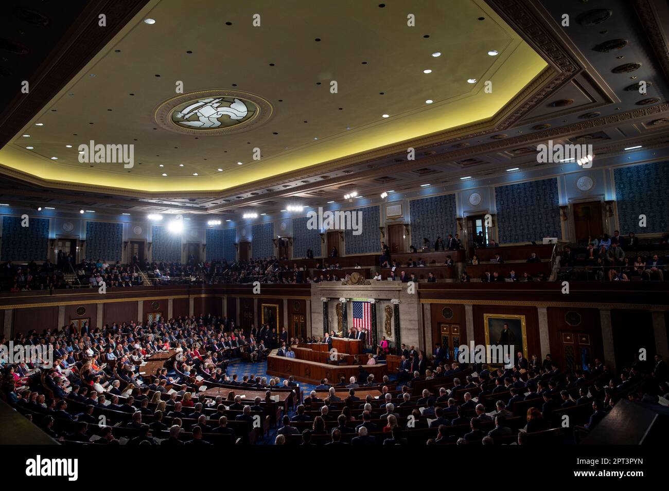 Präsident Yoon Suk Yeol von der Republik Korea hält am Donnerstag, den 27. April, seine Rede vor einer gemeinsamen Kongresssitzung im Parlamentsgebäude im US-Kapitol in Washington, D.C. 2023. Kredit: Rod Lamkey/CNP/MediaPunch Stockfoto Präsident Yoon Suk Yeol von der Republik Korea hält am Donnerstag, den 27. April, seine Rede vor einer gemeinsamen Kongresssitzung im Parlamentsgebäude im US-Kapitol in Washington, D.C. 2023. Kredit: Rod Lamkey/CNP/MediaPunch Stockfoto