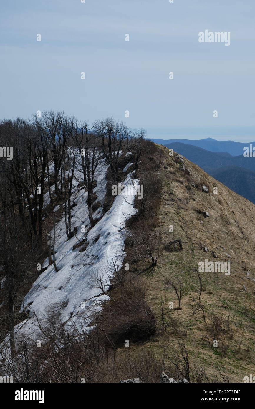 Mount Peus im Tuapse-Viertel in Südrussland. Schnee auf einer Seite der Klippe wegen Schatten im Frühling. Landschaft und wunderschöne Unberührtheit Stockfoto