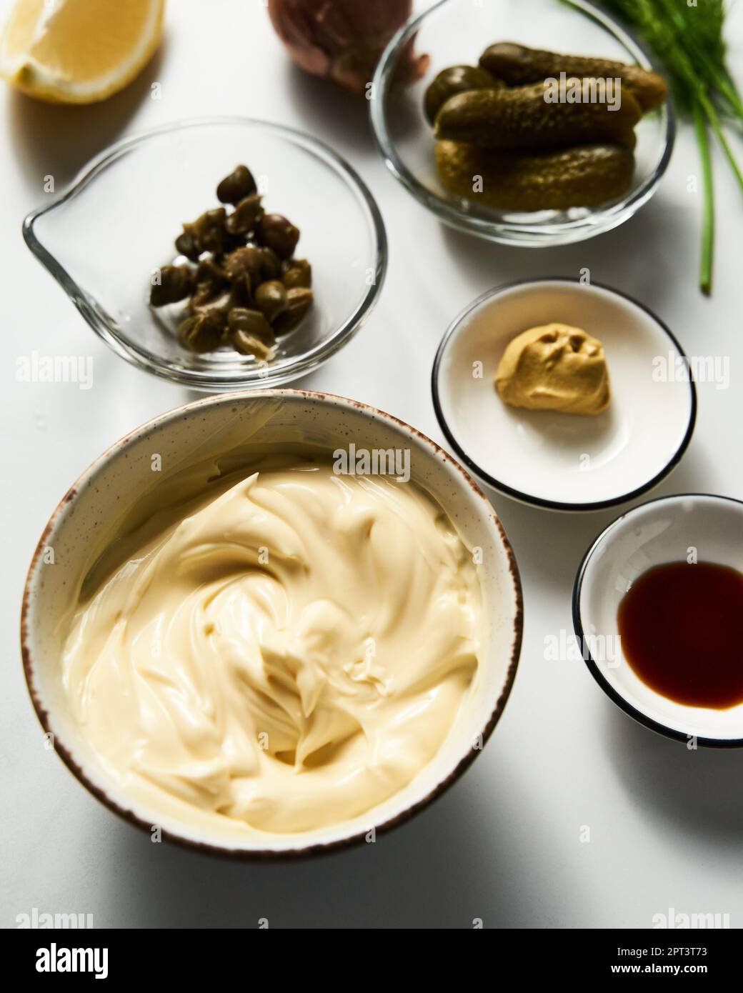 Zutaten aus klassischer Tartarsauce auf weißem Marmorhintergrund