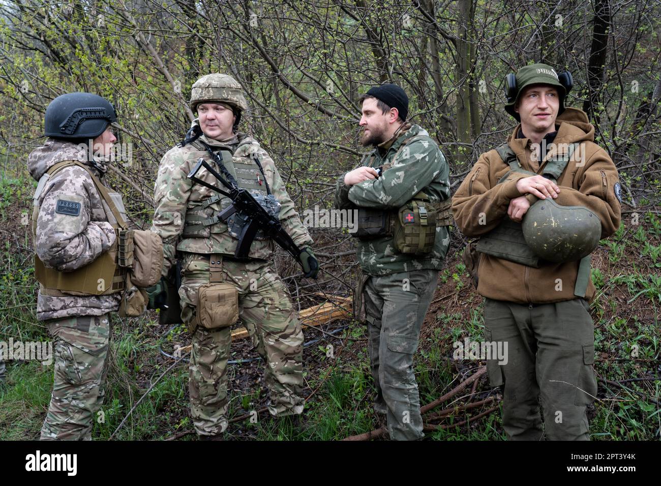 Ukrainische Soldaten der 17. Panzerbrigade werden in der ukrainischen Position in der Nähe von Bakhmut gesehen. Die ukrainischen Streitkräfte kämpfen in Bakhmut und der Umgebung intensiv, da die russischen Streitkräfte immer näher an die Übernahme der Oststadt der Ukraine heranrücken. Die Schlacht von Bakhmut ist heute als „der blutigste“ und „einer der längsten Schlachten“ bekannt und hat sich zu einem der bedeutendsten Kämpfe im Krieg zwischen der Ukraine und Russland entwickelt. Stockfoto