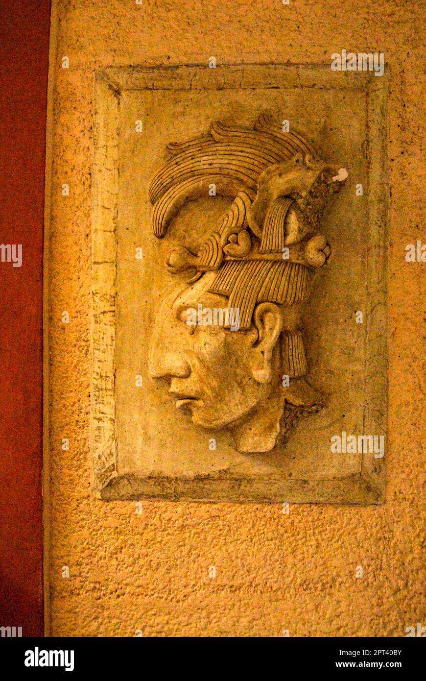 Ein Maya-Relief ist in einem der vielen Museen in Chiapas, Mexiko, ausgestellt Stockfoto