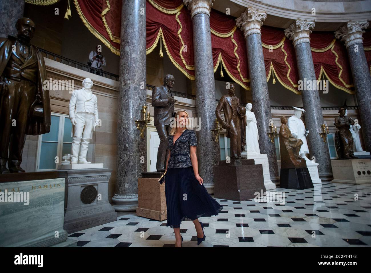 27. April 2023, Washington, District of Columbia, USA: PARIS HILTON hält während eines Besuchs des US Capitol am Donnerstag in der Statuary Hall für Fotografen. Hilton ist am Donnerstag in D.C., um den "Stop Institutional Child Abuse Act" zu unterstützen. (Kreditbild: © Rod Lamkey/CNP via ZUMA Press Wire) NUR ZUR REDAKTIONELLEN VERWENDUNG! Nicht für den kommerziellen GEBRAUCH! Stockfoto