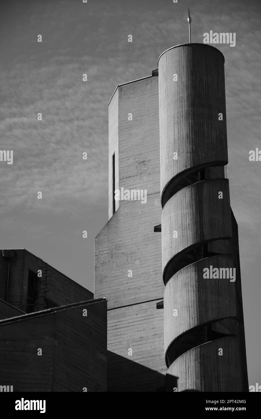 Vertikale Graustufenaufnahme eines Kirchturms mit einer Wendeltreppe Stockfoto