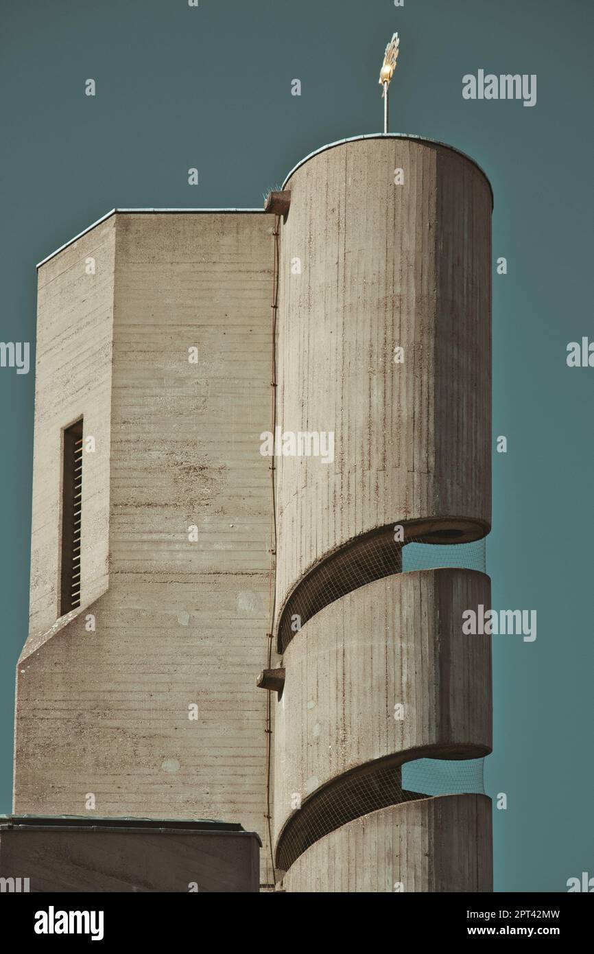 Vertikale Aufnahme eines Kirchturms mit einer Wendeltreppe Stockfoto