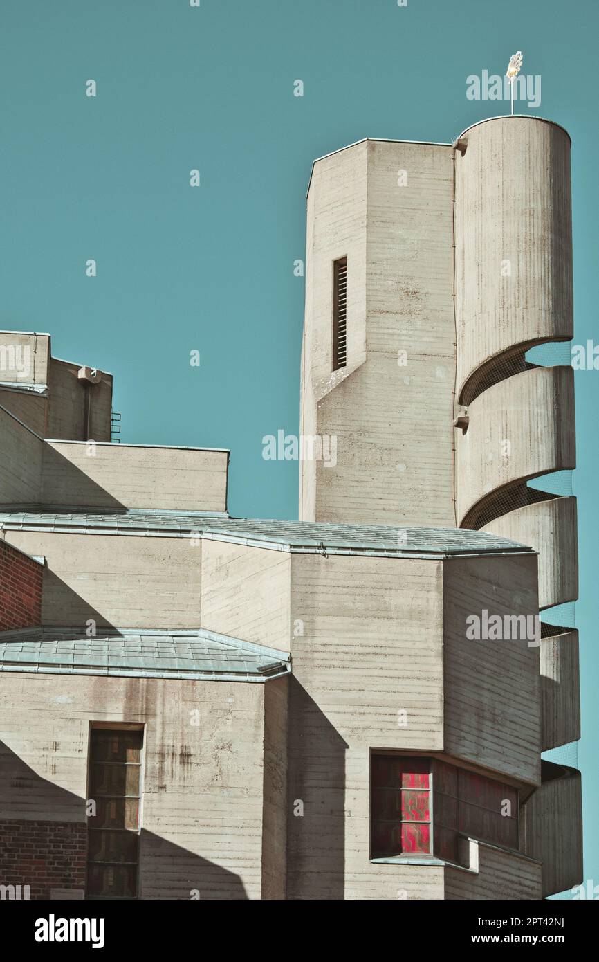 Kirchturm Christi Auferstehung mit Wendeltreppe auf blauem Himmelshintergrund in Köln Stockfoto