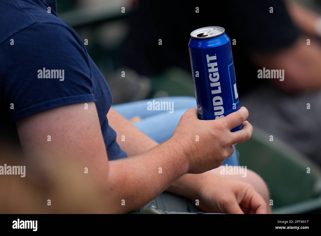 A spectator holds a can of Bud Light during the fifth inning of a baseball game between the Baltimore Orioles and the Boston Red Sox, Wednesday, April 26, 2023, in Baltimore. The Orioles won 6-2. (AP Photo/Julio Cortez) Stockfoto