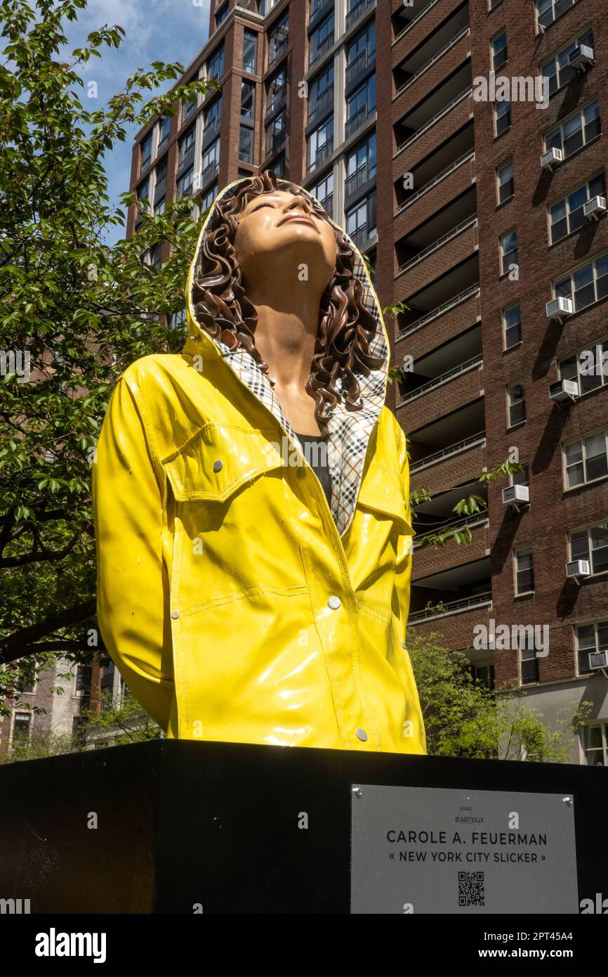 „Street Swimmers“ von Carole Feuerman ist ein öffentliches Kunstprojekt entlang der Park Avenue in Murray Hill, New York City, USA 2023 Stockfoto