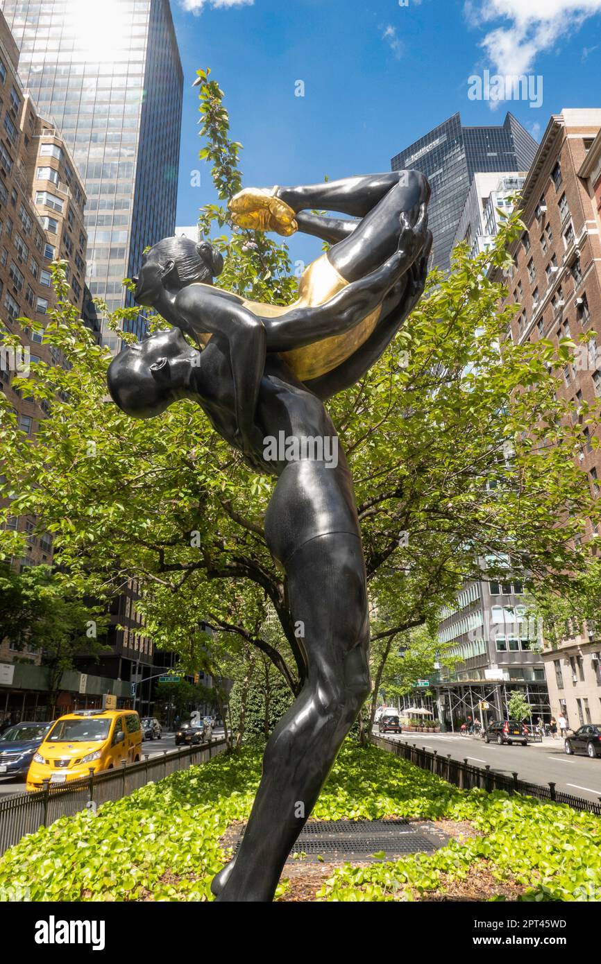 „Street Swimmers“ von Carole Feuerman ist ein öffentliches Kunstprojekt entlang der Park Avenue in Murray Hill, New York City, USA 2023 Stockfoto