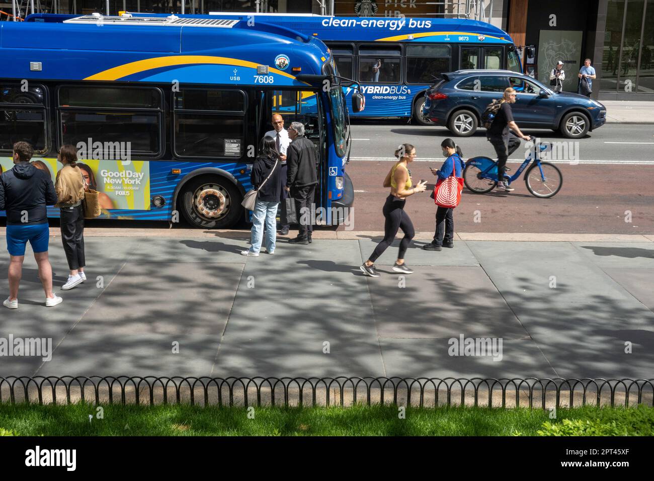 Die New York City Clean-Energy-Busse auf der Fifth Avenue werden mit komprimiertem Erdgas angetrieben, 2023, USA Stockfoto