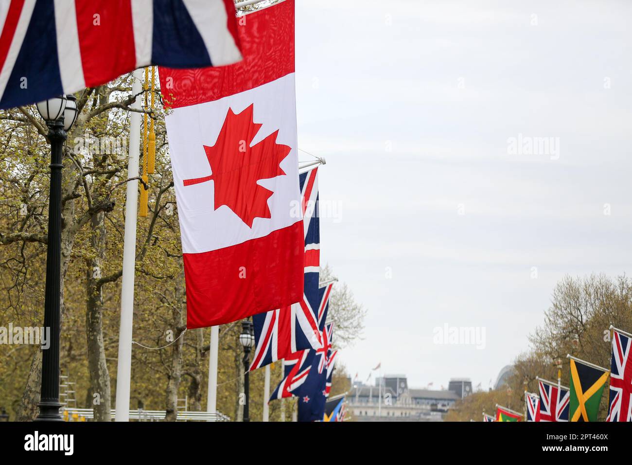 London, Großbritannien. 27. April 2023. Die Flagge Kanadas hängt in Vorbereitung auf die Krönung von König Karl III. Und Königin Camilla am 6. Mai 2023 an der Mall. Kredit: SOPA Images Limited/Alamy Live News Stockfoto