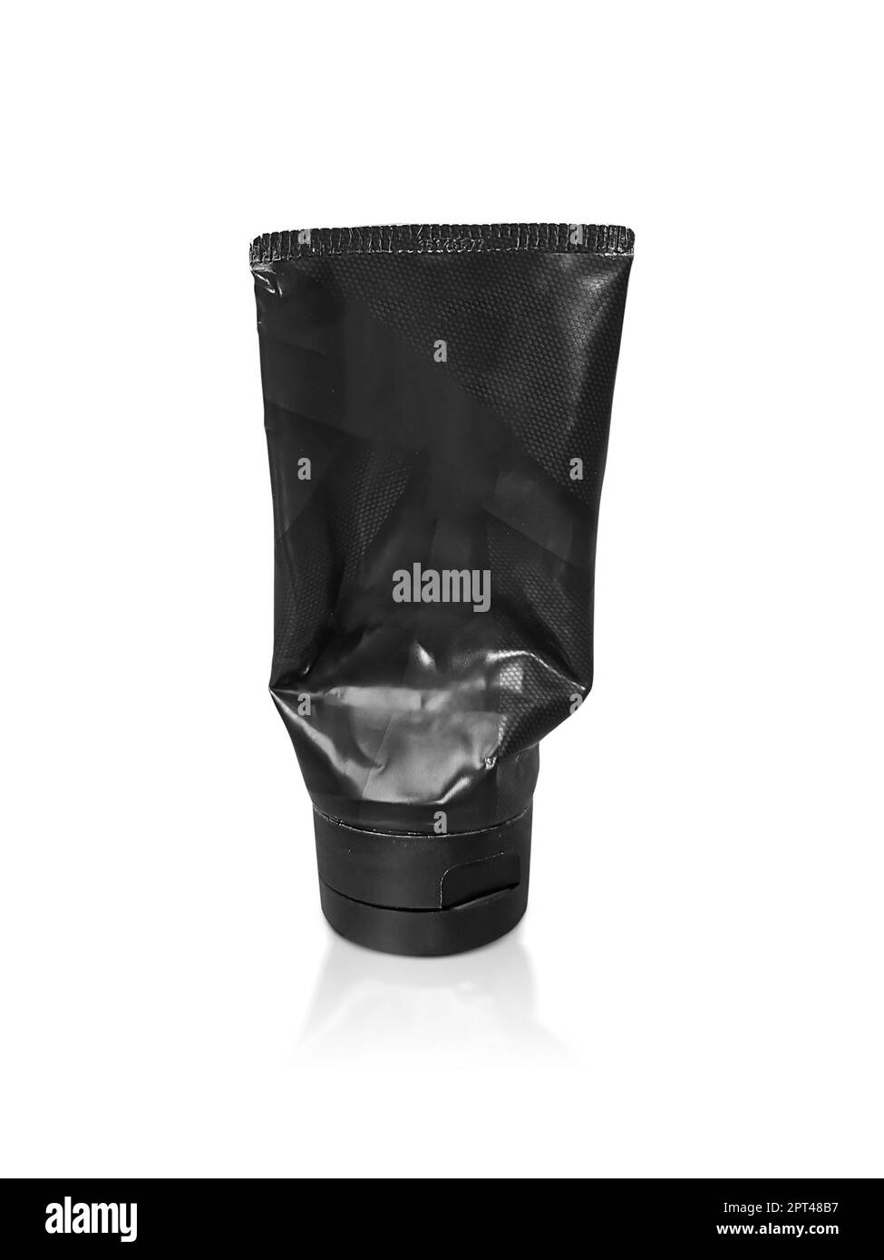 Schwarzer gepresster Kunststoffschlauch. Kosmetikverpackungen auf weißem Hintergrund Stockfoto