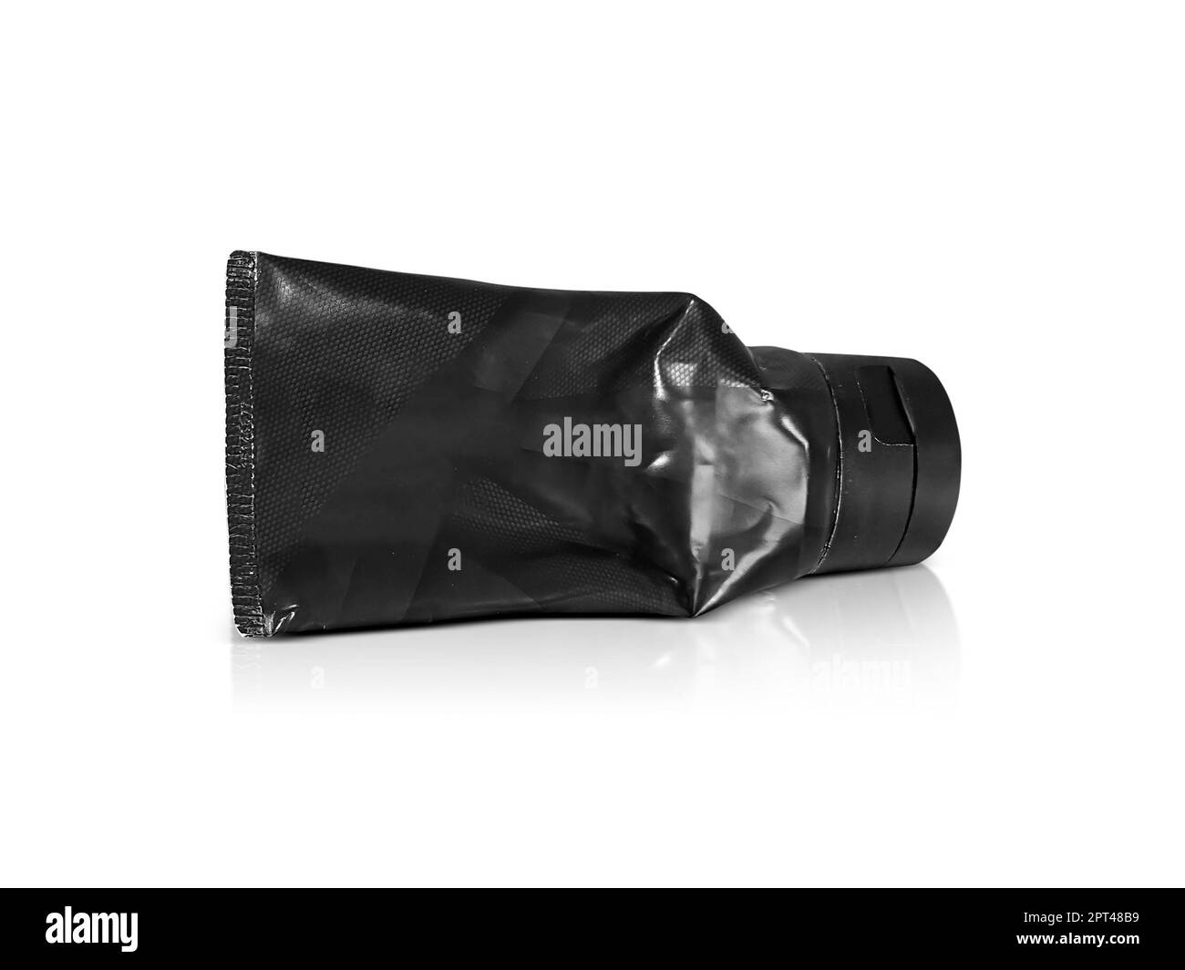 Schwarzer gepresster Kunststoffschlauch. Kosmetikverpackungen auf weißem Hintergrund Stockfoto