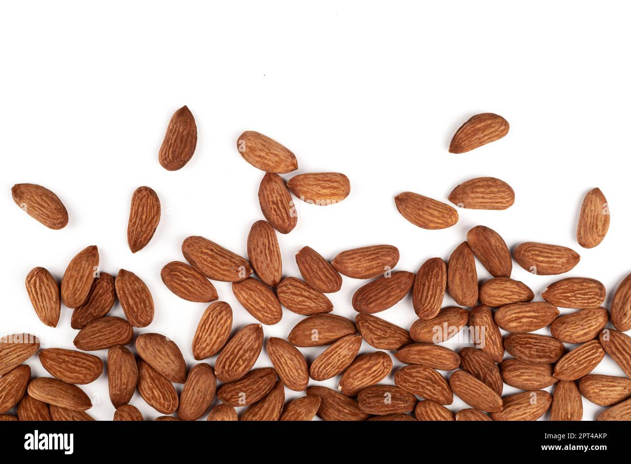 Verstreute Mandeln auf weißem Hintergrund. Das Verstreuen von Mandeln. Gesunder Snack mit Nüssen. Stockfoto