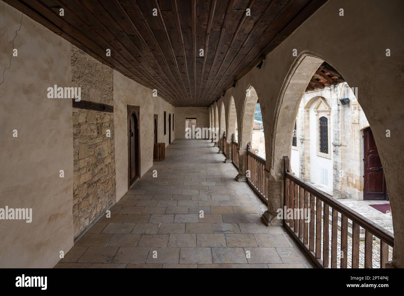 Omodos, Limassol District, Zypern, 24. März 2023 - überdachte Halle am Innenhof des Klosters des Heiligen Kreuzes Stockfoto