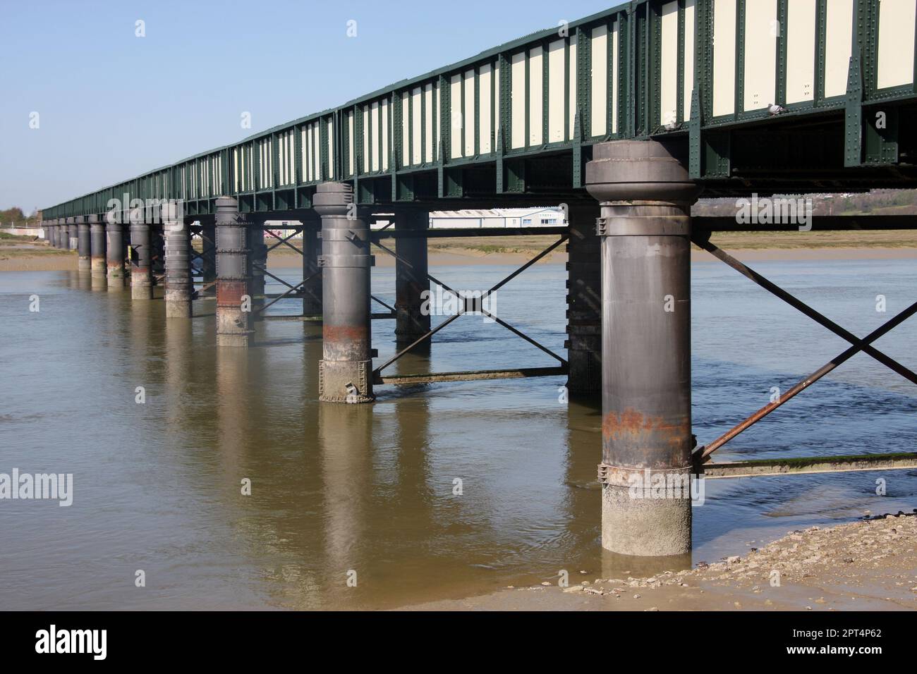 Die Eisenbahnbrücke über den Fluss Adur in Shoreham Sussex England Stockfoto