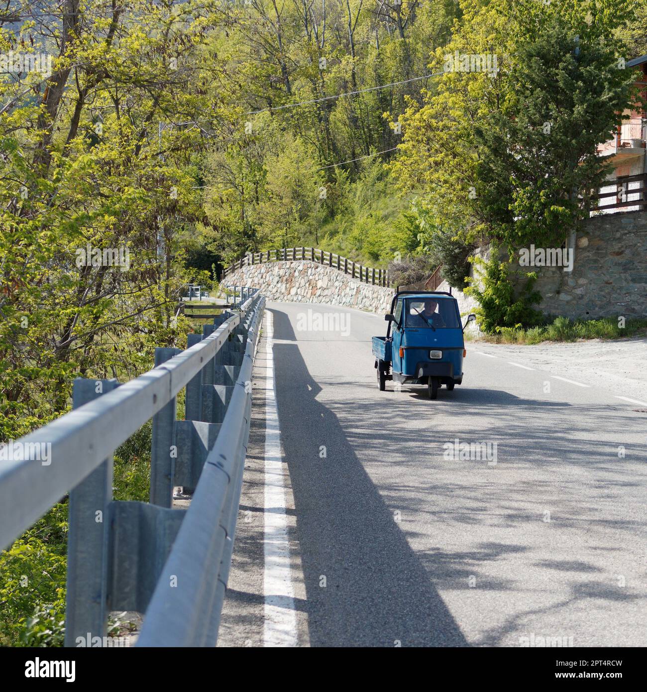 Blue Ape Auto auf einer Bergstraße mit Varrier im Aosta Valley, NW Italien Stockfoto