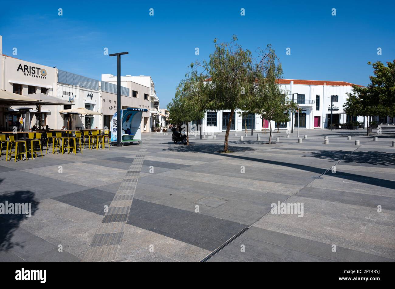 Paphos, Zypern - 27. März 2023 - Gemeindemarkt und historische Gebäude vor blauem Himmel Stockfoto