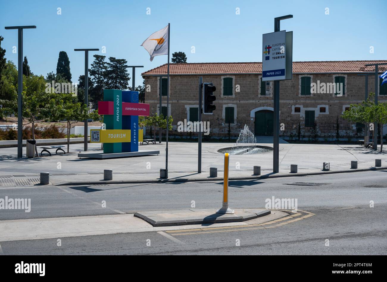 Paphos, Zypern - 27. März 2023 - Gemeindemarkt und historische Gebäude vor blauem Himmel Stockfoto