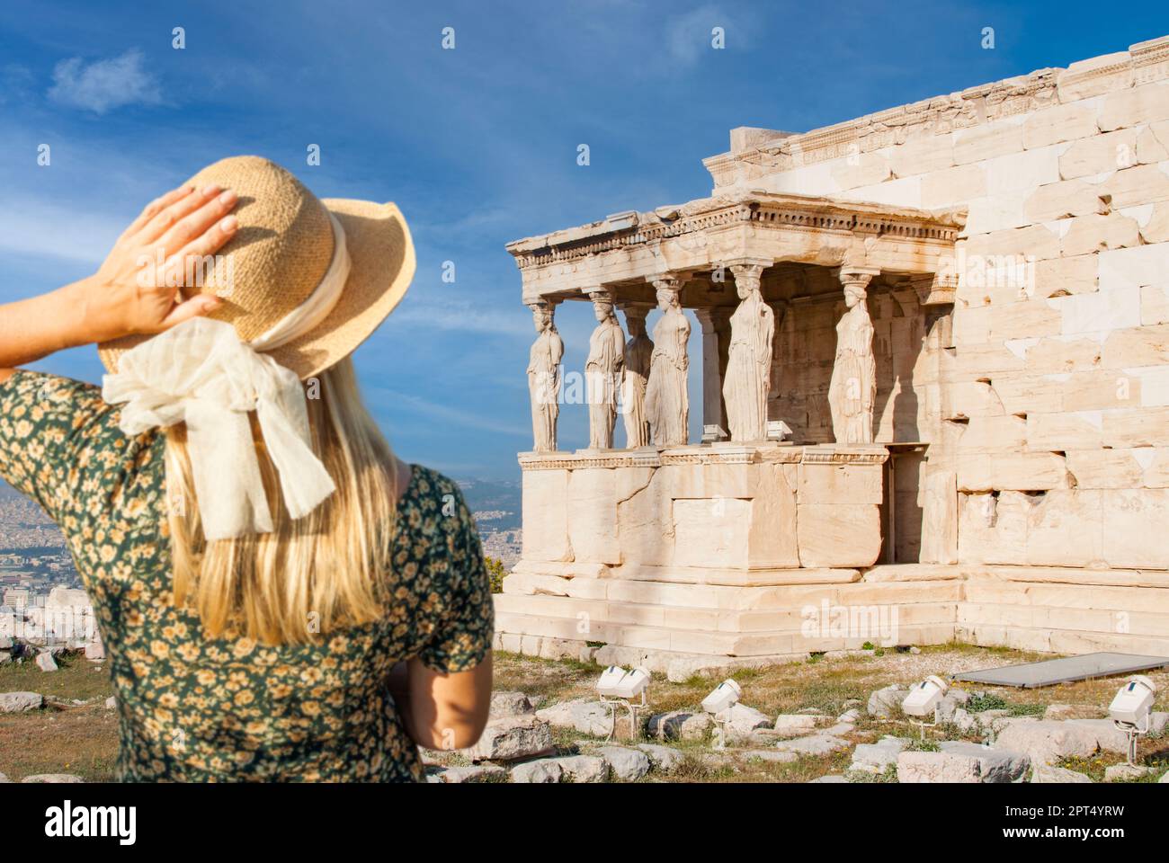 Frau schaut auf das Erechtheion oder den Tempel der Athene Polias, Akropolis, Athen, Griechenland. Stockfoto