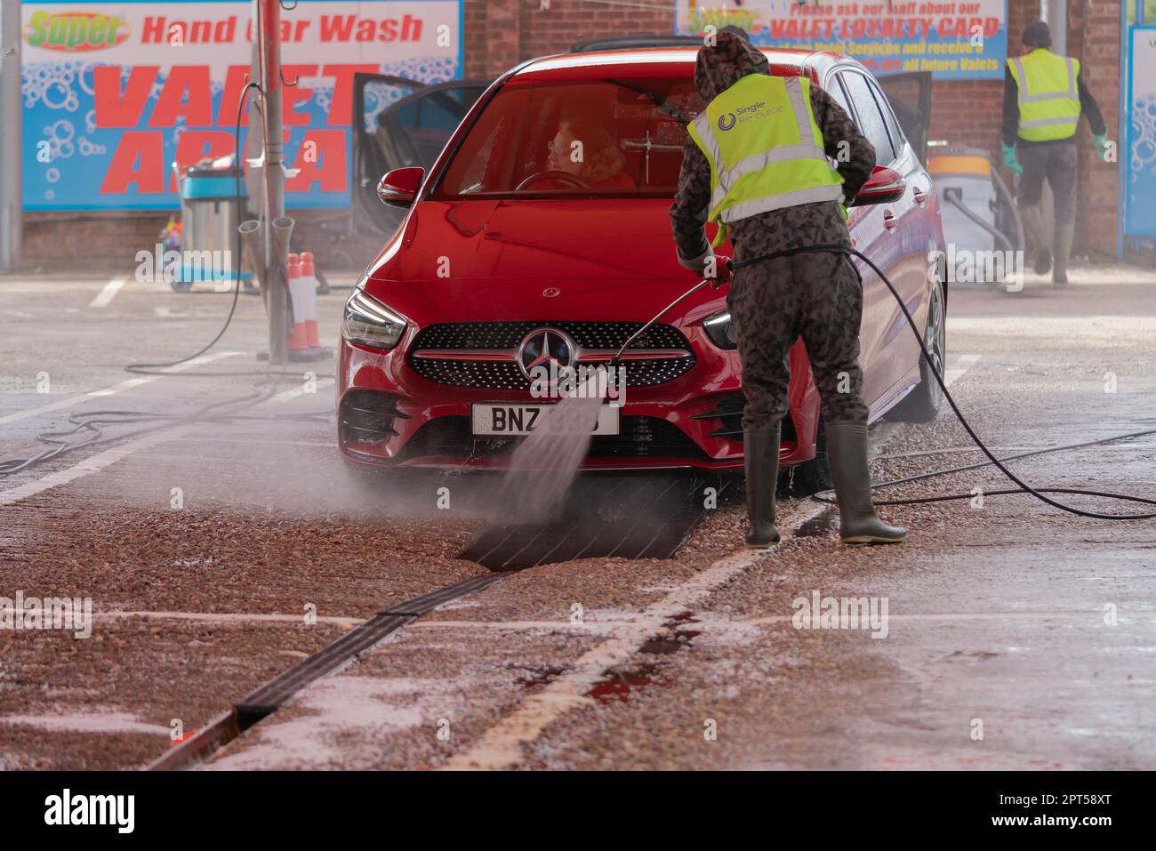 Autowaschanlage, Fahrzeugreinigung, Handwäsche, Waschmaschine, Jet Spry, Reinigungspistole, Wasserdruck, Seife, Reinigungsmittel, Parkservice, Sauber, Wachs, Polieren, schützend. Stockfoto