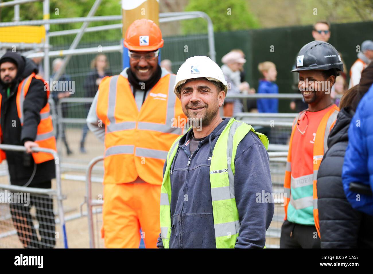 London, Großbritannien. 27. April 2023. Die Arbeiter der Mall als Vorbereitung auf die Krönung von König Karl III. Und Königin Camilla am 6. Mai 2023 werden fortgesetzt. Kredit: SOPA Images Limited/Alamy Live News Stockfoto