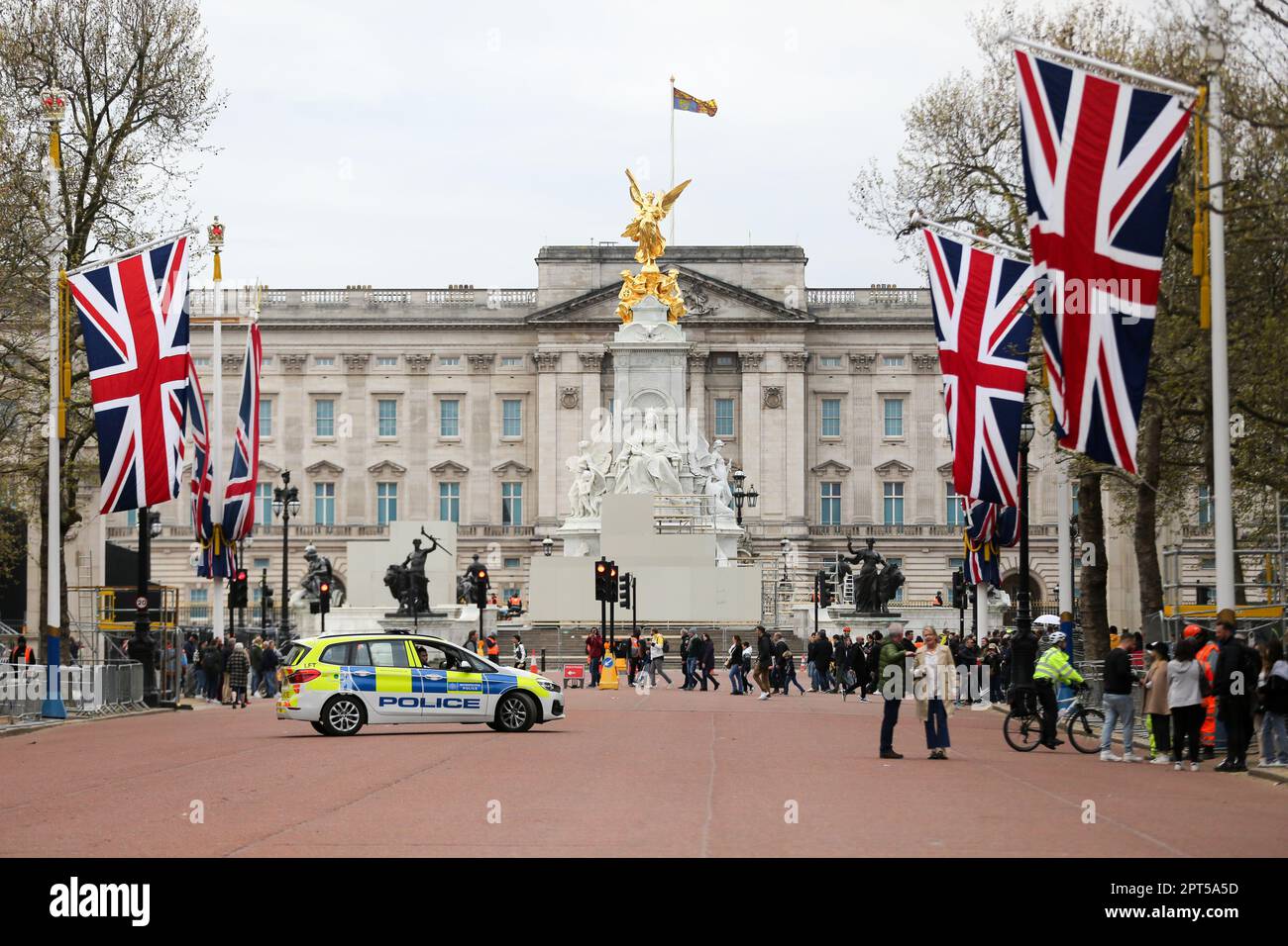 London, Großbritannien. 27. April 2023. Union Jack hängt an der Mall in Vorbereitung auf die Krönung von König Karl III. Und Königin Camilla am 6. Mai 2023. Kredit: SOPA Images Limited/Alamy Live News Stockfoto