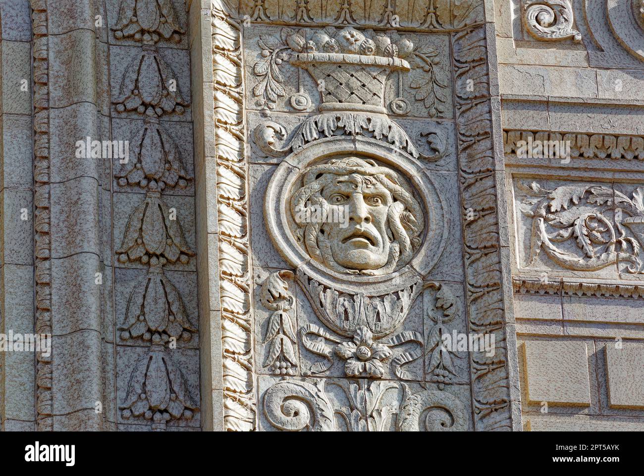 Loew's Kings Theatre, ein klassischer Filmpalast aus dem Jahr 1929, wurde 2013-2014 nach mehr als 35 Jahren der Vernachlässigung restauriert. Fassadendetails. Stockfoto