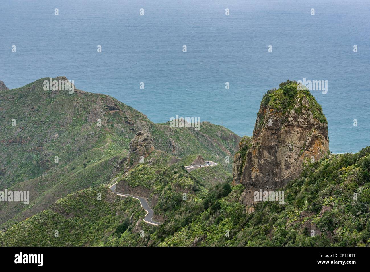 Bergblick im Anaga-Nationalpark, Teneriffa, Spanien am bedeckten Märztag Stockfoto