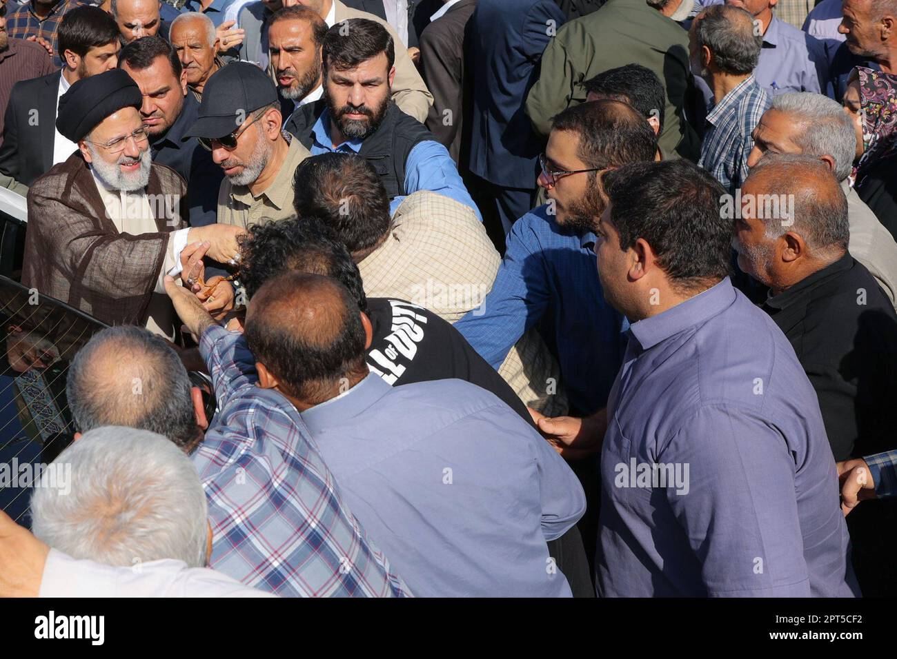 Dezful, Chuzestan, Iran. 27. April 2023. Der iranische Präsident EBRAHIM RAISI spricht mit Menschen, nachdem er den heiligen Schrein von Imamzadeh Muhammad bin Musa al-Kazim besucht hat. Der Präsident, der im Rahmen der zweiten Runde der Provinzreisen der Volksverwaltung in die Provinz Chuzestan gereist ist, Bei seiner Ankunft in dieser Provinz besuchten wir den heiligen Schrein von Imamzadeh Muhammad bin Musa al-Kazem mit dem Spitznamen Sabz-e qaba in Dezful Stadt, besuchten den heiligen Schrein und sprachen persönlich mit den Pilgern dieses heiligen Schreins. (Kreditbild: © iranische Präsidentschaft via ZUMA Press Wire) NUR REDAKTIONELLE VERWENDUNG! Nein Stockfoto