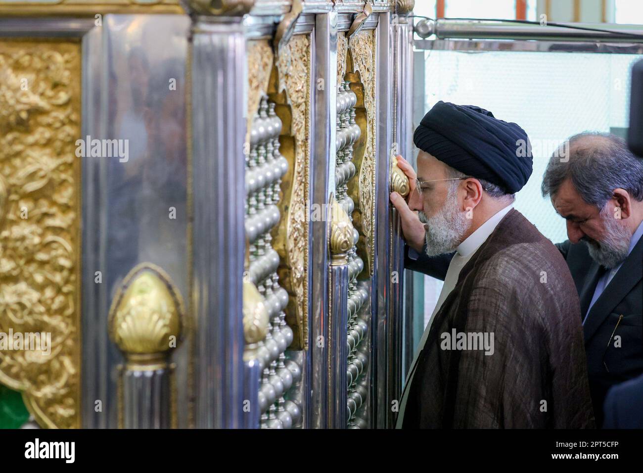 Dezful, Chuzestan, Iran. 27. April 2023. Der iranische Präsident EBRAHIM RAISI besucht den heiligen Schrein von Imamzadeh Muhammad bin Musa al-Kazim. Der Präsident, der im Rahmen der zweiten Runde der Provinzreisen der Volksverwaltung in die Provinz Chuzestan gereist ist, Bei seiner Ankunft in dieser Provinz besuchten wir den heiligen Schrein von Imamzadeh Muhammad bin Musa al-Kazem mit dem Spitznamen Sabz-e qaba in Dezful Stadt, besuchten den heiligen Schrein und sprachen persönlich mit den Pilgern dieses heiligen Schreins. (Kreditbild: © iranische Präsidentschaft via ZUMA Press Wire) NUR REDAKTIONELLE VERWENDUNG! Nicht für den kommerziellen GEBRAUCH! Stockfoto