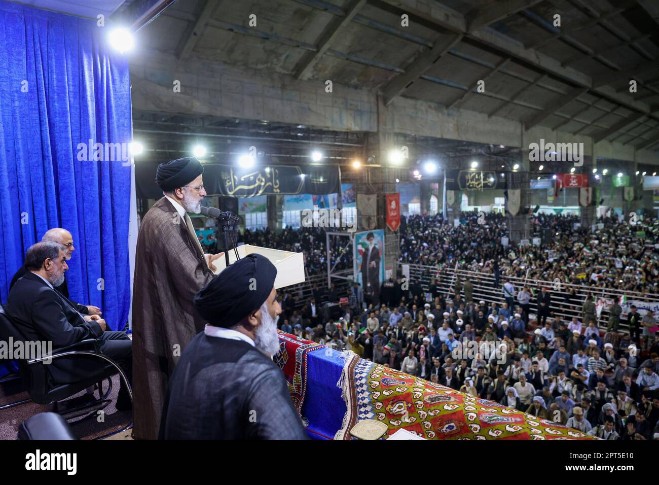 27. April 2023, Ahwaz, Chuzestan, Iran: Der iranische Präsident EBRAHIM RAISI spricht bei der Versammlung der Ahwaz-Menschen. Vor dem Volk von Chuzestan sagte der Präsident: "Ich habe das gleiche Versprechen, das Ihr Volk von Chuzestan gegenüber dem religiösen Juristen, der Revolution, habt. Es geht nicht um die Abstimmung, in unserer religiösen Kultur und im kulturellen System ist der Platz des Paktes viel höher als die Wahl, und so wie Sie Ihrem Pakt mit dem System und der Revolution treu sind, bin ich auch meinem Pakt mit Ihnen treu' (Kreditbild: © iranische Präsidentschaft via ZUMA Press Wire) Stockfoto